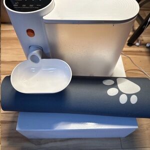 Smart pet water fountain with Blue Mat